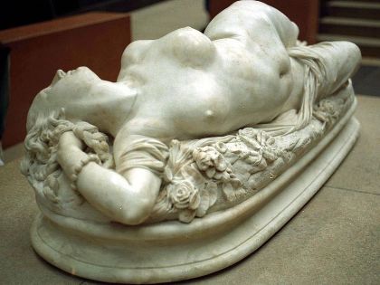 Femme pique par un serpent